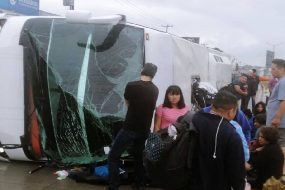 Más de 50 heridos tras volcadura de autobús de turistas en Nuevo León
