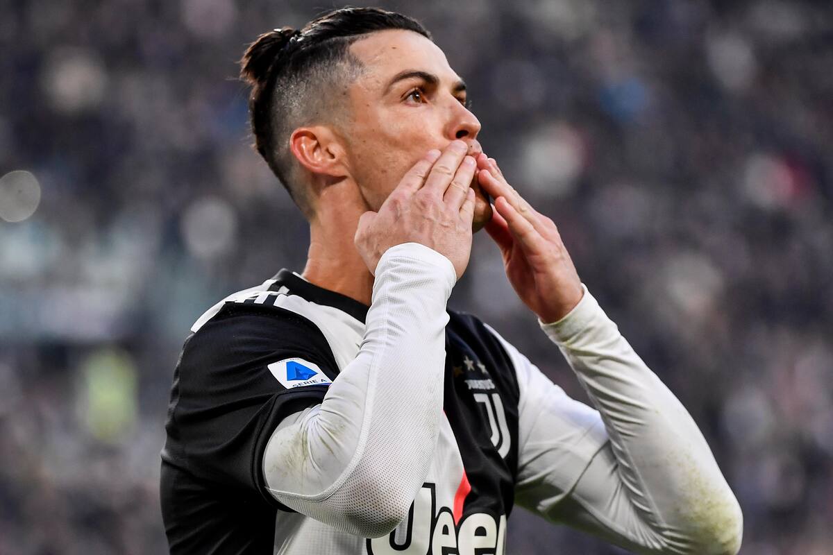 ¡Humildad! Ronaldo celebra su cumpleaños 35 con auto regalado por su novia