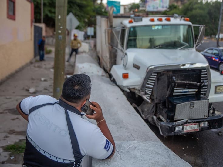 Pierde frenos camión de carga y chofer evita accidente mayor