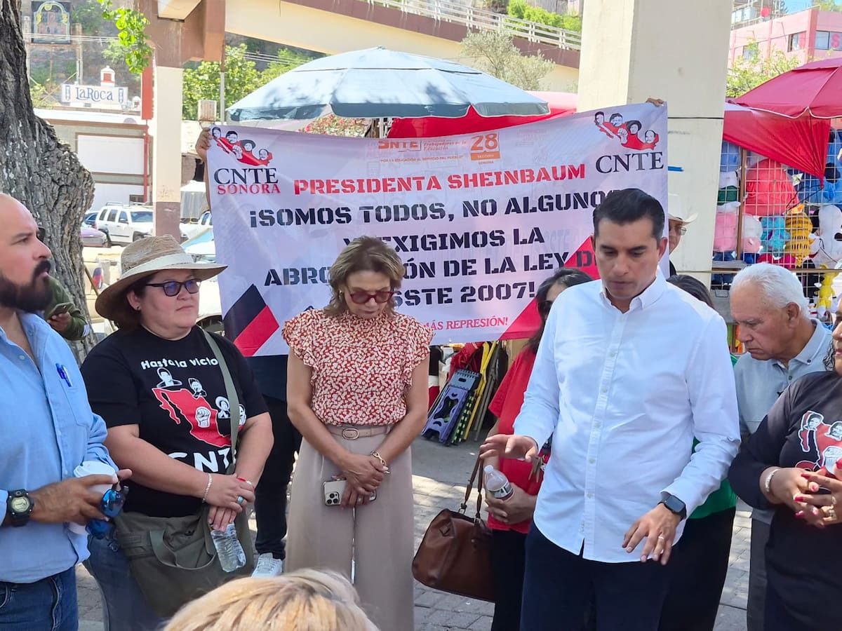 Froylán Gámez Gamboa dialogó con docentes en la plaza de "Las Banderas" de Nogales para buscar evitar el cierre de la garita Dennis DeConcini durante las movilizaciones convocadas por la CNTE. FOTOS: MANUEL JIMÉNEZ
