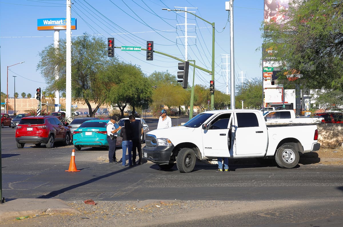 El accidente ocurrió justo frente al camellón donde se encuentra un auto accidentado, que el Ayuntamiento colocó como parte del programa vacacional ‘Agarra la onda’, que busca concientizar a los automovilistas para que manejen con precaución. | Crédito: Eleazar Escobar