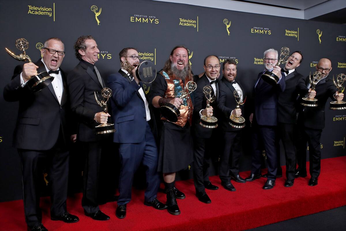Las estrellas de "Game of Thrones" reinan en la alfombra morada de los Emmy