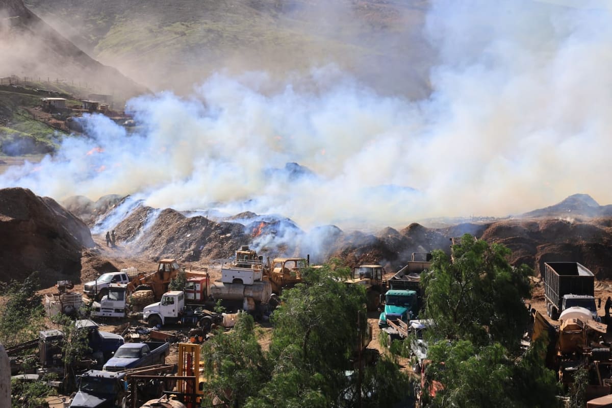 Las ráfagas de aire provocadas por la condición Santa Ana, y el reciente desabastecimiento de agua generó retrasos al inicio de las labores. Foto: Sergio Ortiz
