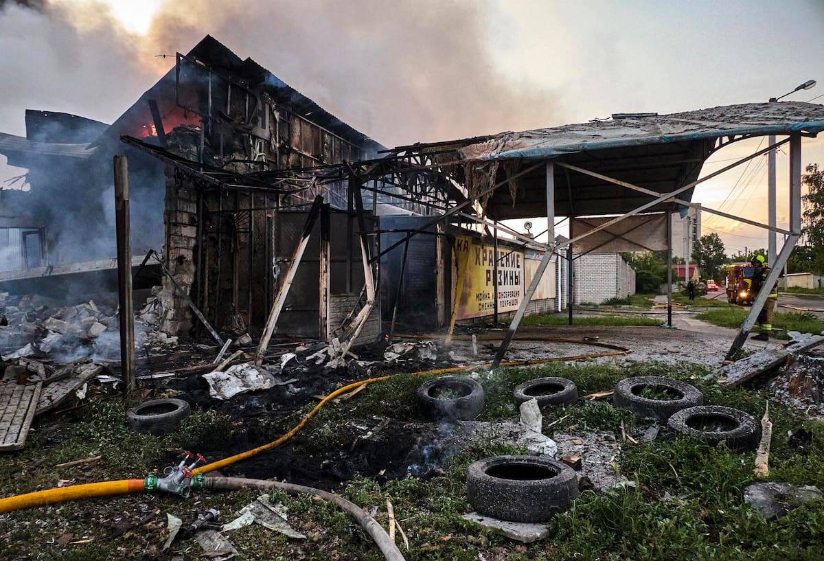 Rescatistas ucranianos trabajan en el lugar de un ataque con drones en Járkov, noreste de Ucrania, el 4 de junio de 2025, en medio de la invasión rusa. Al menos una persona resultó herida y se produjeron incendios a gran escala en zonas industriales después de que las fuerzas rusas lanzaran un ataque nocturno contra Járkov con nueve drones "Shahed" y dos misiles, según informó el alcalde de Járkov, Ihor Terekhov, en un telegrama. (Rusia, Ucrania) EFE/EPA/SERGEY KOZLOV