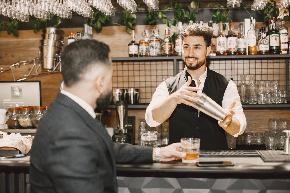 Bartenders confiesan cuál es el día en que enfrentan a los peores clientes