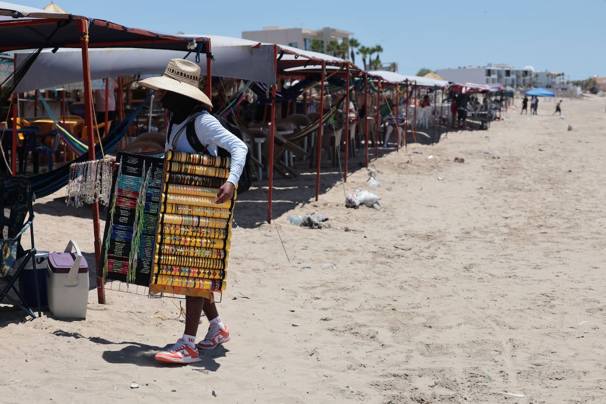 Visitan personas de otros estados y del extranjero la playa de Bahía de Kino. | Crédito: Julián Ortega