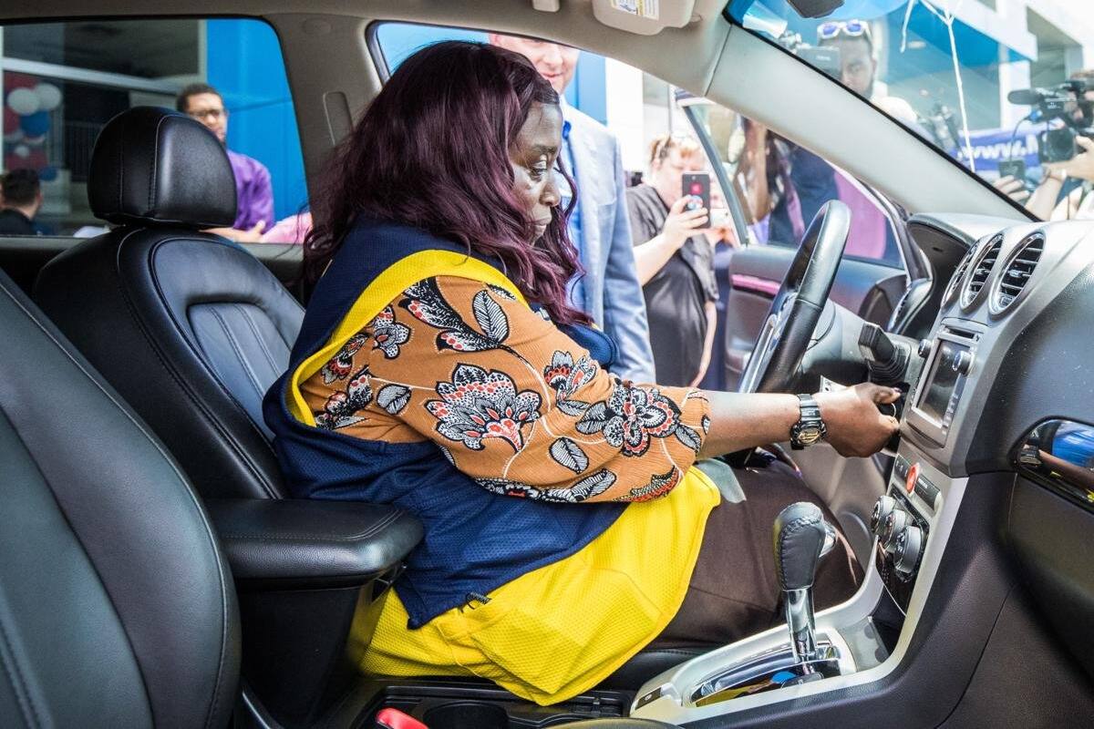 Caminaba casi tres horas para llegar a su trabajo, le regalan auto