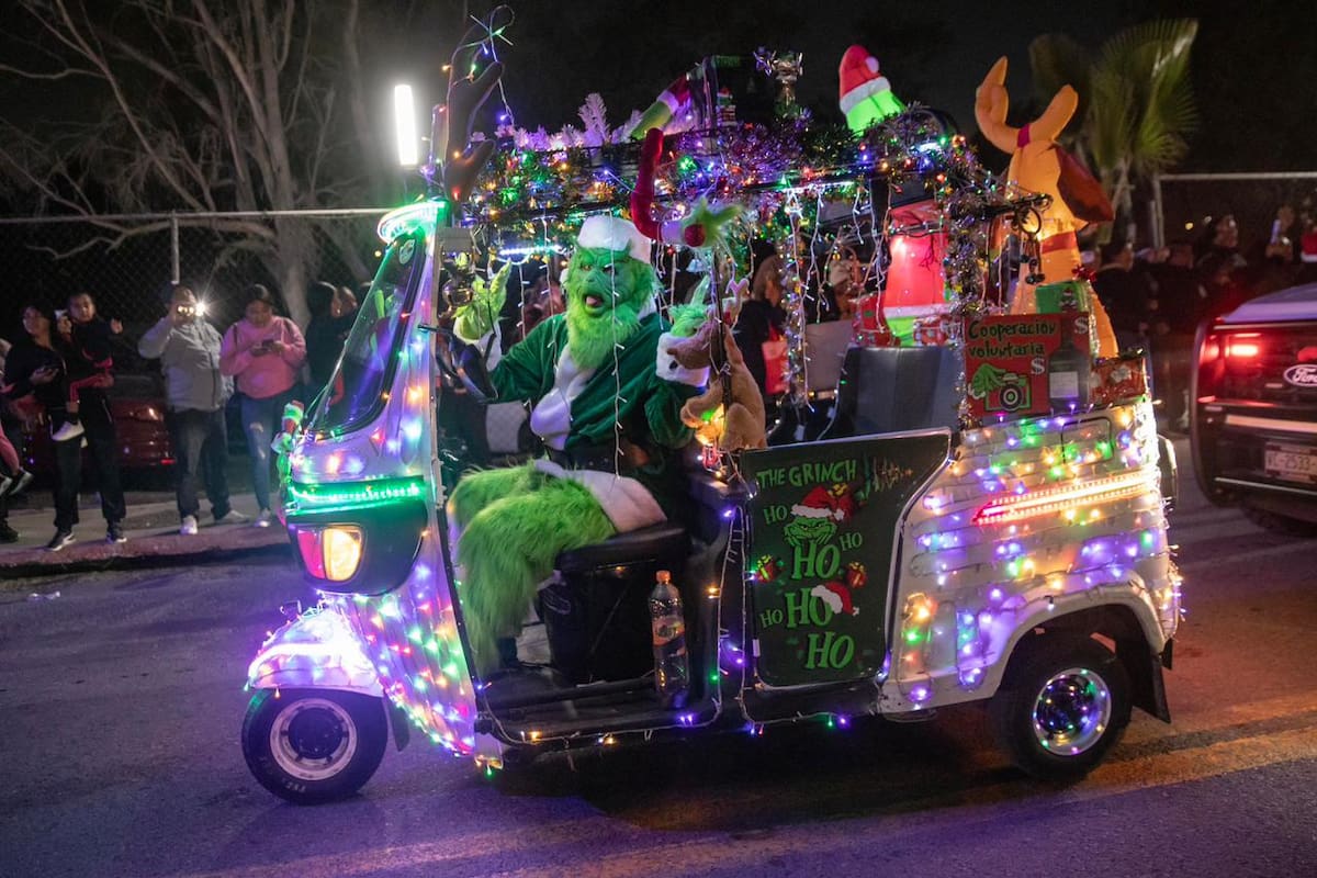 Caravana navideña reúne a familias en el bulevar Insurgentes