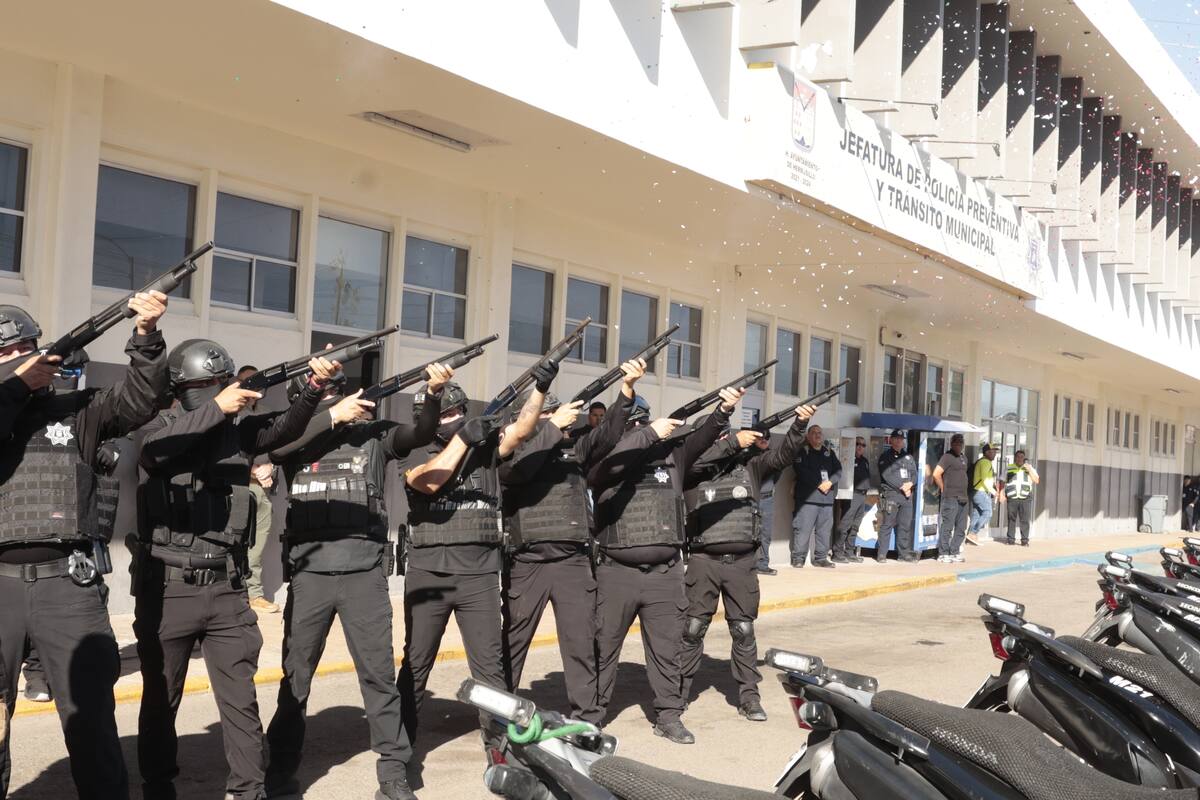 Realizan un emotivo último adiós en la comandancia al policía caído en
cumplimiento del deber. FOTO: TEODORO BORBÓN