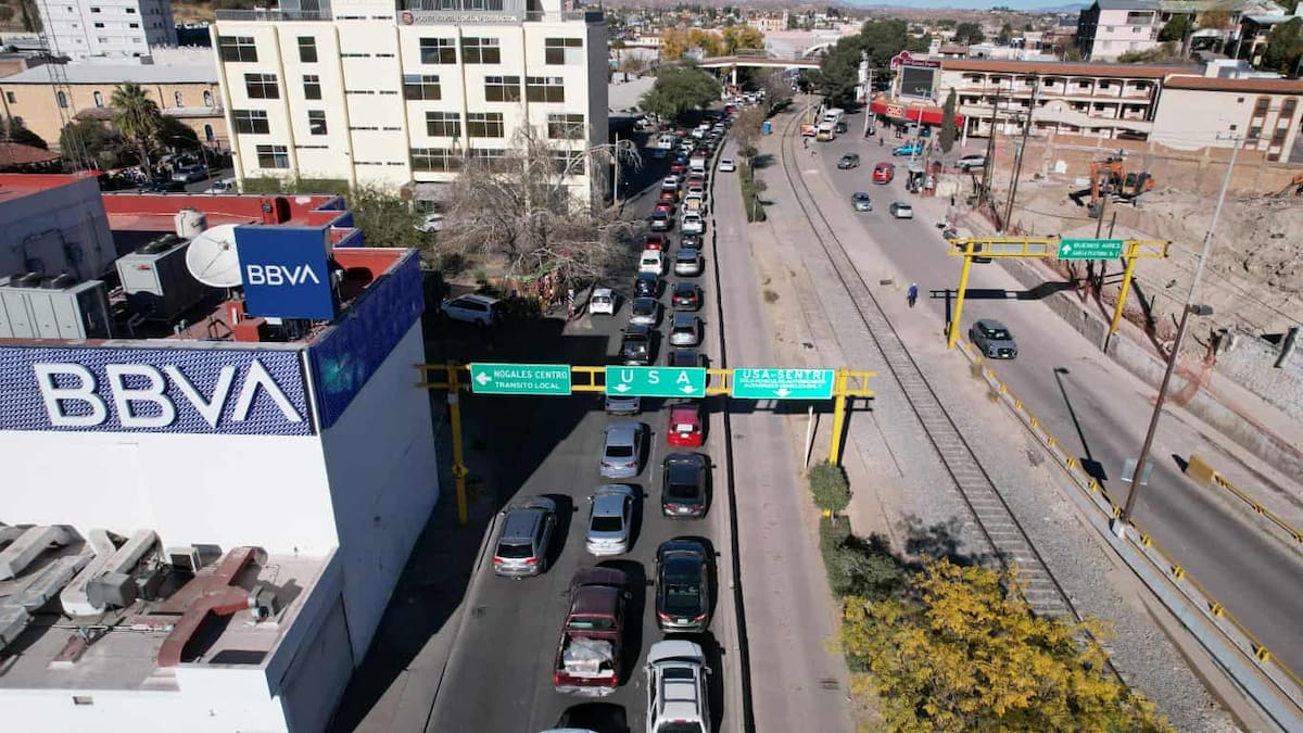 Arturo “N” fue detenido por la policía municipal de Nogales al portar un machete entre los autos que esperaban para cruzar a EEUU.