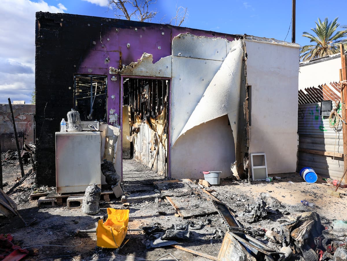 Adriana Domínguez Prado perdió su vivienda de 25 años y sus pertenencias tras un incendio en Bordo La Rivera. Ahora solicita apoyo con materiales de construcción para reconstruir su hogar, donde vivía con su hija y sus dos nietos. Foto: Juan J Morales
