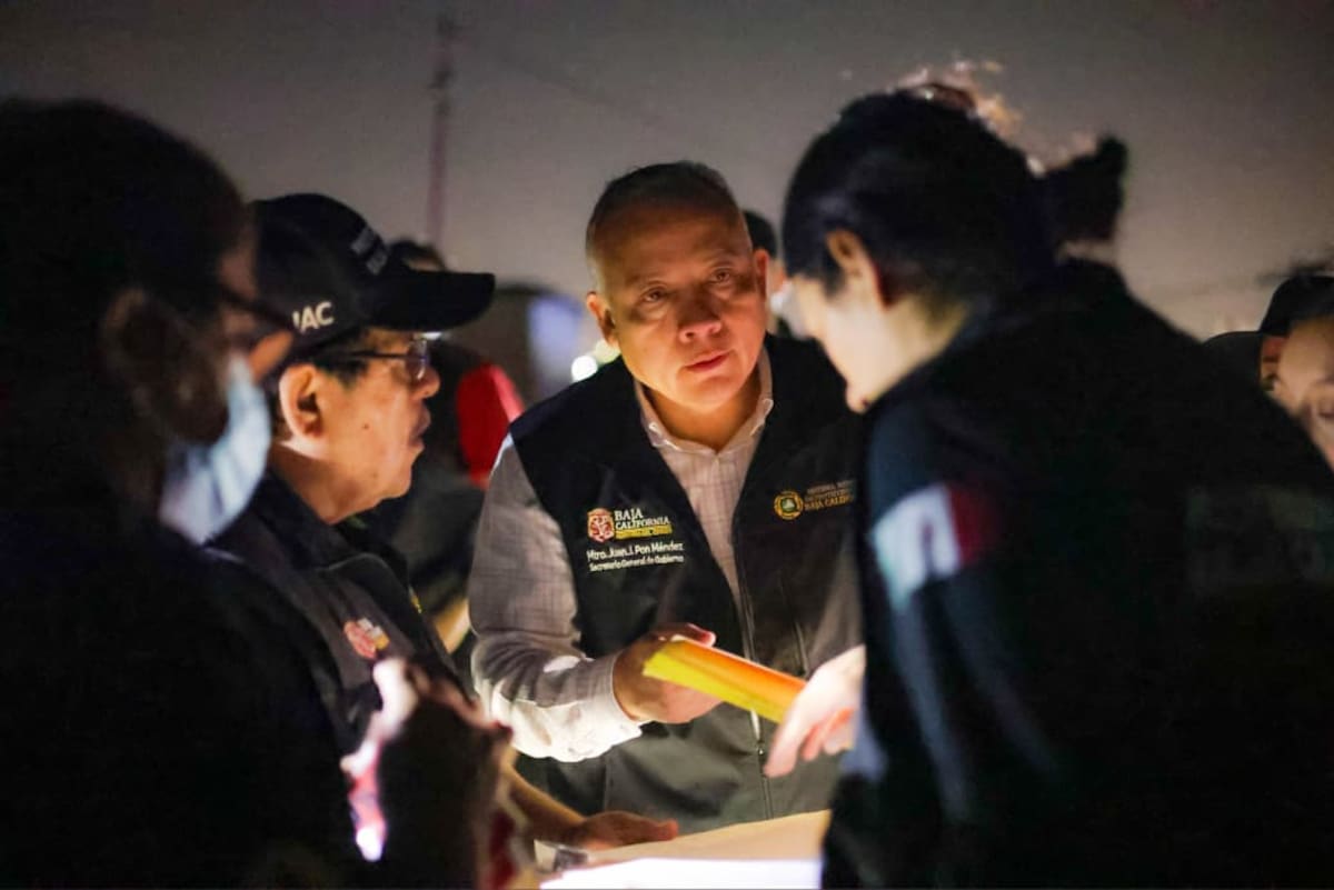 Personal de Protección Civil y otras corporaciones participaron en el operativo preventivo para retirar a familias asentadas en una zona vulnerable de la canalización del Río Tijuana ante el pronóstico de lluvias. Foto: Cortesía