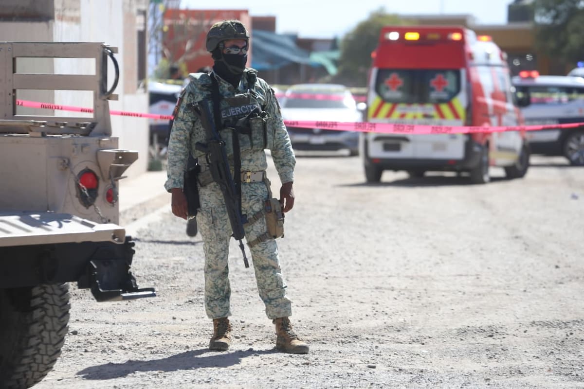 Hombre de 35 años es atacado a balazos en la colonia Los Pinos; irrumpen en su domicilio y lo hieren en el brazo