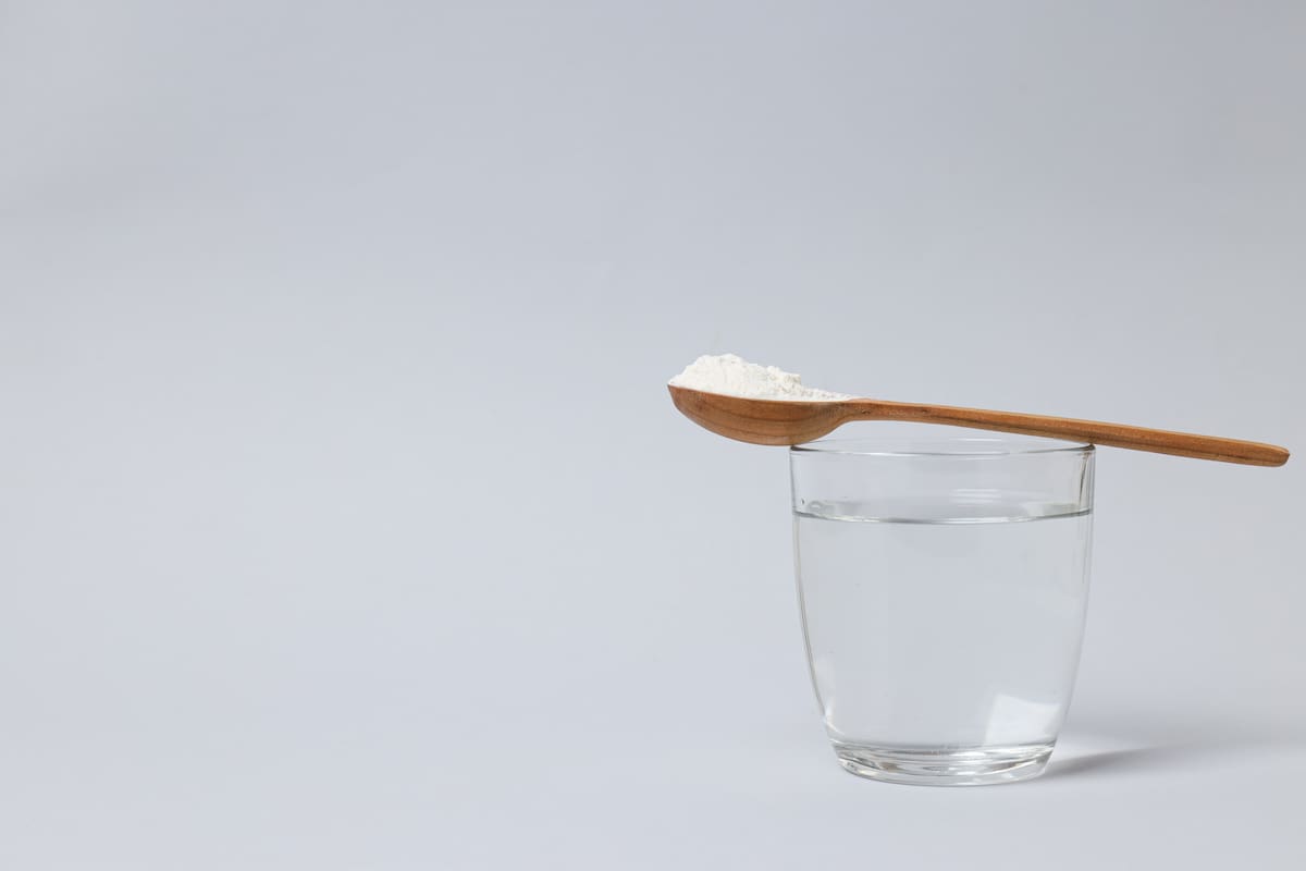 Mezcla una cucharadita de sal en un vaso de agua tibia y revuelve bien hasta que la sal se disuelva por completo | Foto: Freepik