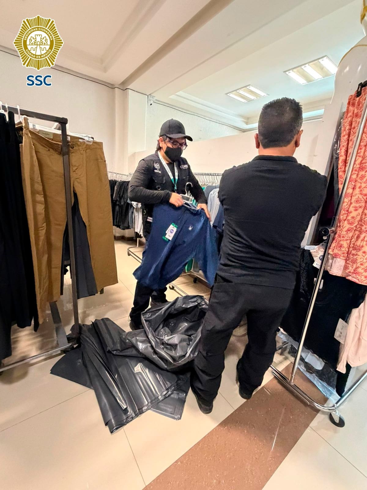 Decomiso en tienda de ropa. Foto: X/SSC-CDMX