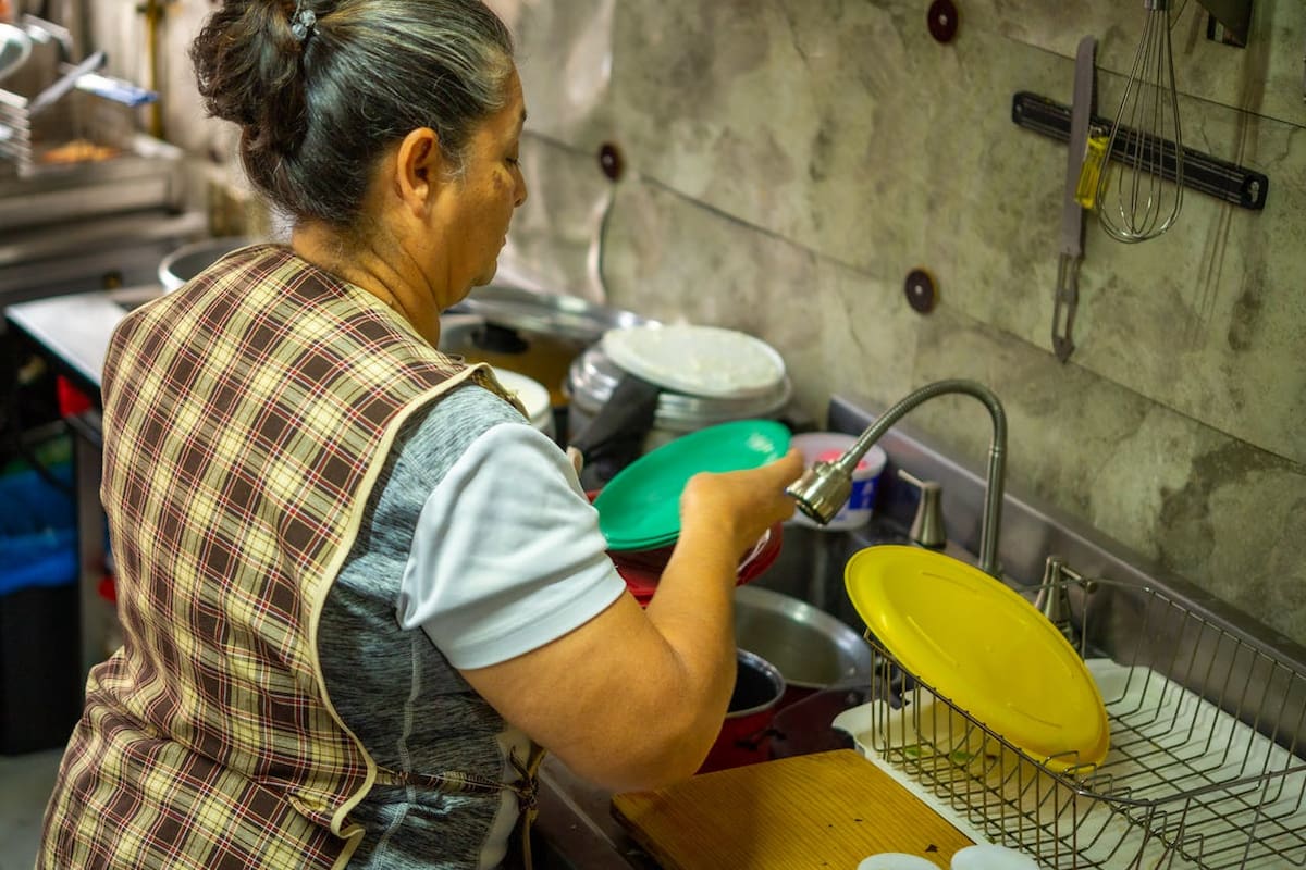 Esto es lo que debería ganar una trabajadora del hogar al día en 2025