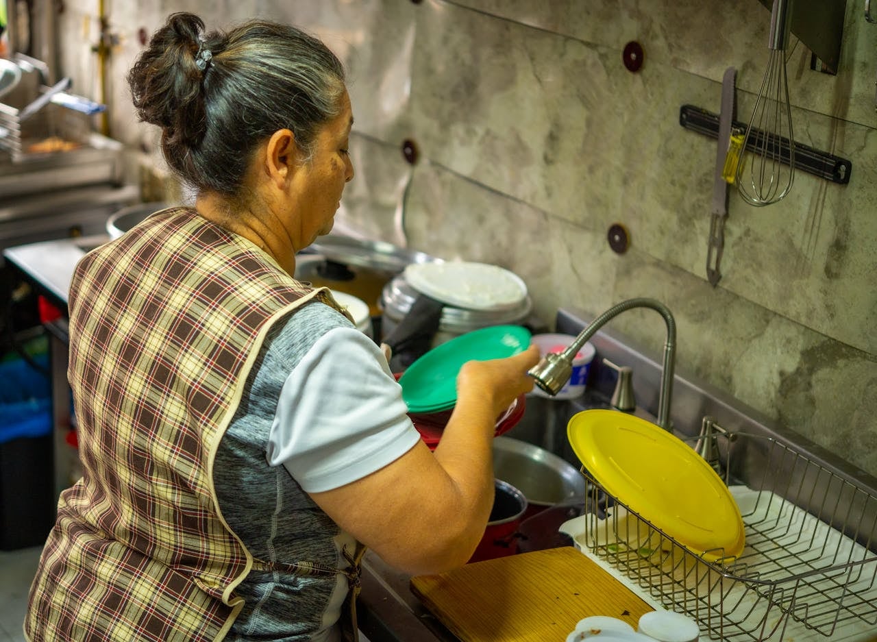 Según estimaciones oficiales, solo el 5% de las trabajadoras del hogar cuenta con seguridad social. | Foto: Pexels