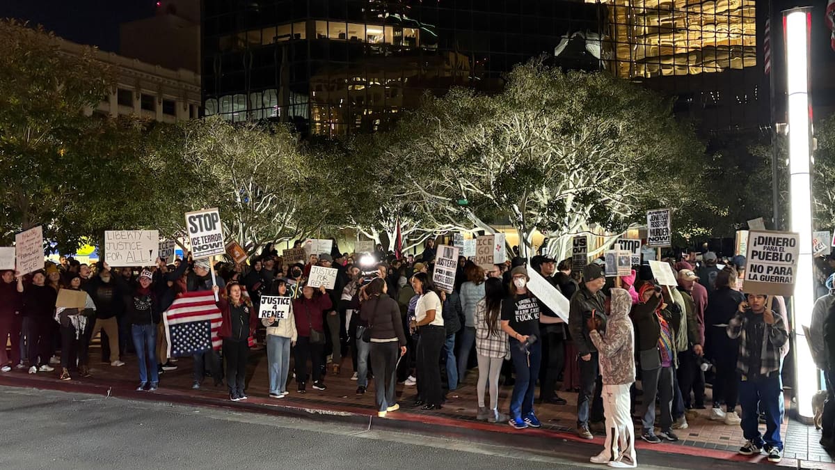 Decenas de personas se manifestaron frente a la corte federal en el centro de San Diego para expresar su rechazo a los operativos del Servicio de Control de Inmigración de Estados Unidos. Fotos: Ana Gomez