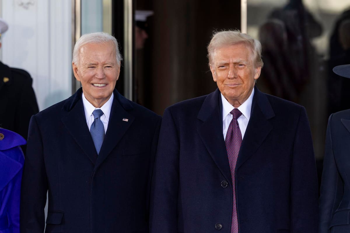 El presidente estadounidense Joe Biden (i) da la bienvenida al presidente electo Donald Trump en el Pórtico Norte de la Casa Blanca este lunes, previo a la toma de posesión de Donald Trump en Washington (EE.UU.). Trump jurará su cargo este lunes, aunque las ceremonias y actos previstos al aire libre han sido cancelados debido a las temperaturas extremadamente frías.
