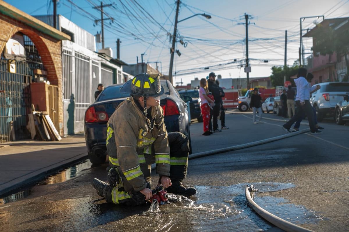 Ocho elementos del cuerpo de bomberos participaron en las maniobras para sofocar el fuego en Nueva Tijuana. Foto: Border Zoom