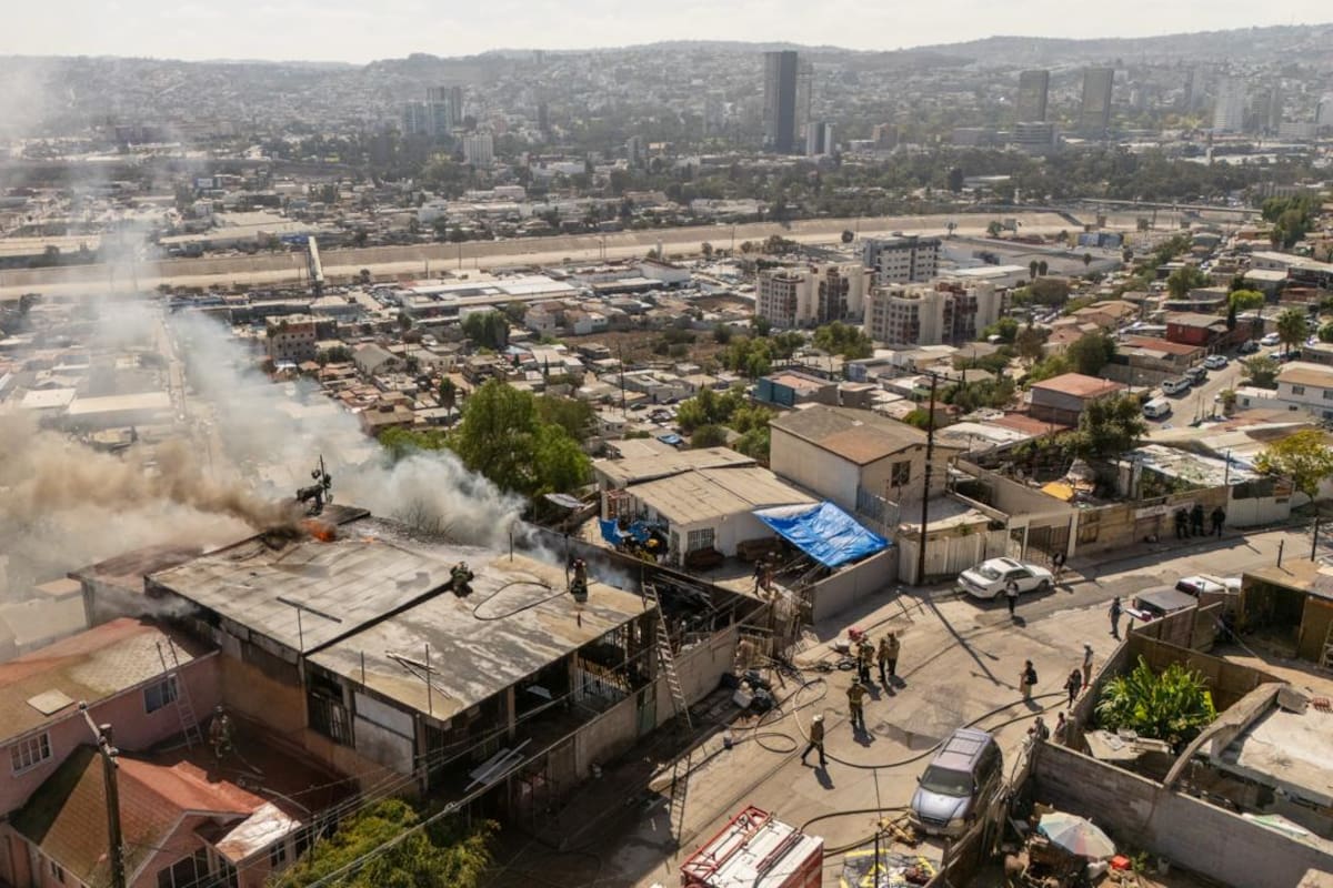 Fuerte incendio consume vivienda en la colonia Anexa Buena Vista