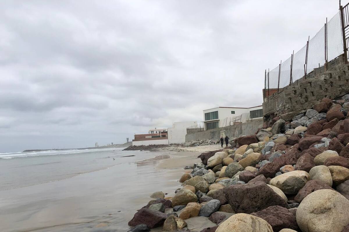 Localizan a presunto indigente sin vida en playa de Rosarito