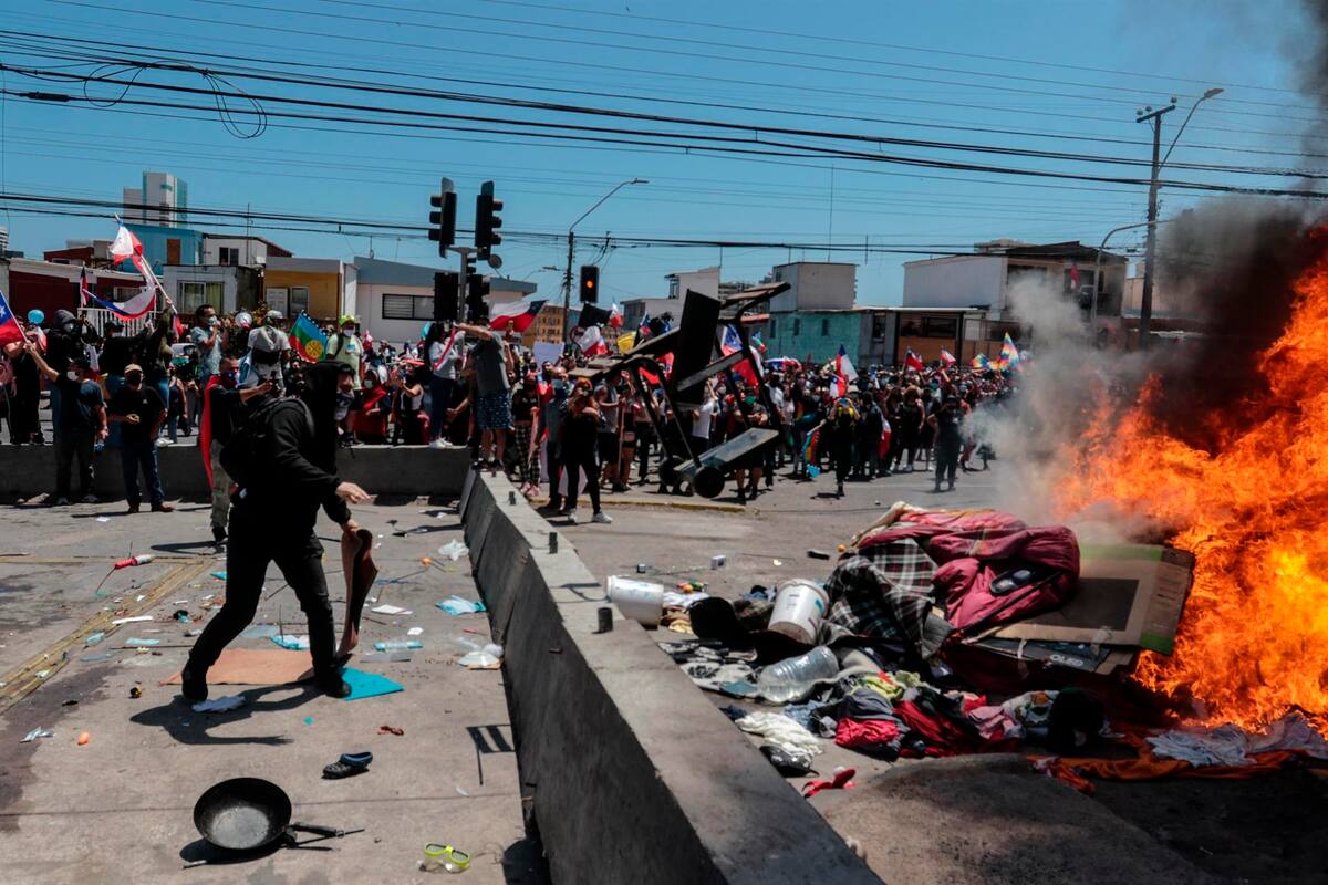 Chilenos queman pertenencias de venezolanos en protesta contra migración