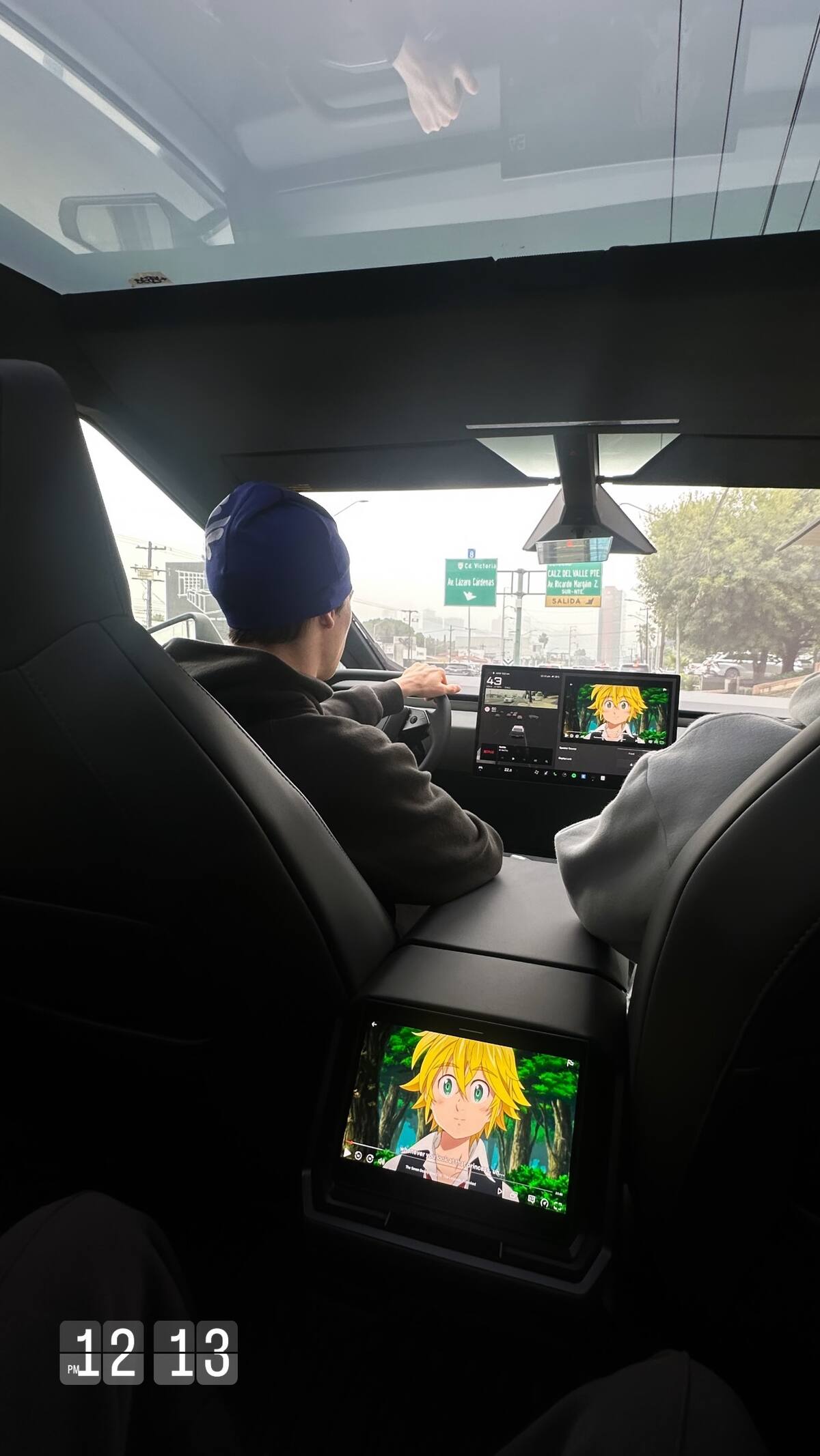 Marcelo Flores, hermano de Tatiana, fue quien condujo la Cybertruck en el video compartido en Instagram. (Foto: @9tatianaflores)