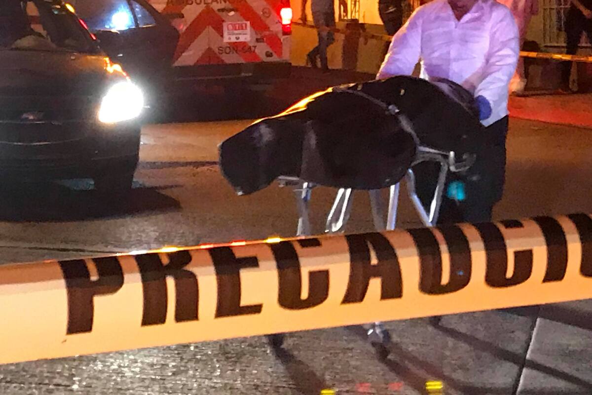 Hallan muerta a mujer fuera de tienda en Hermosillo