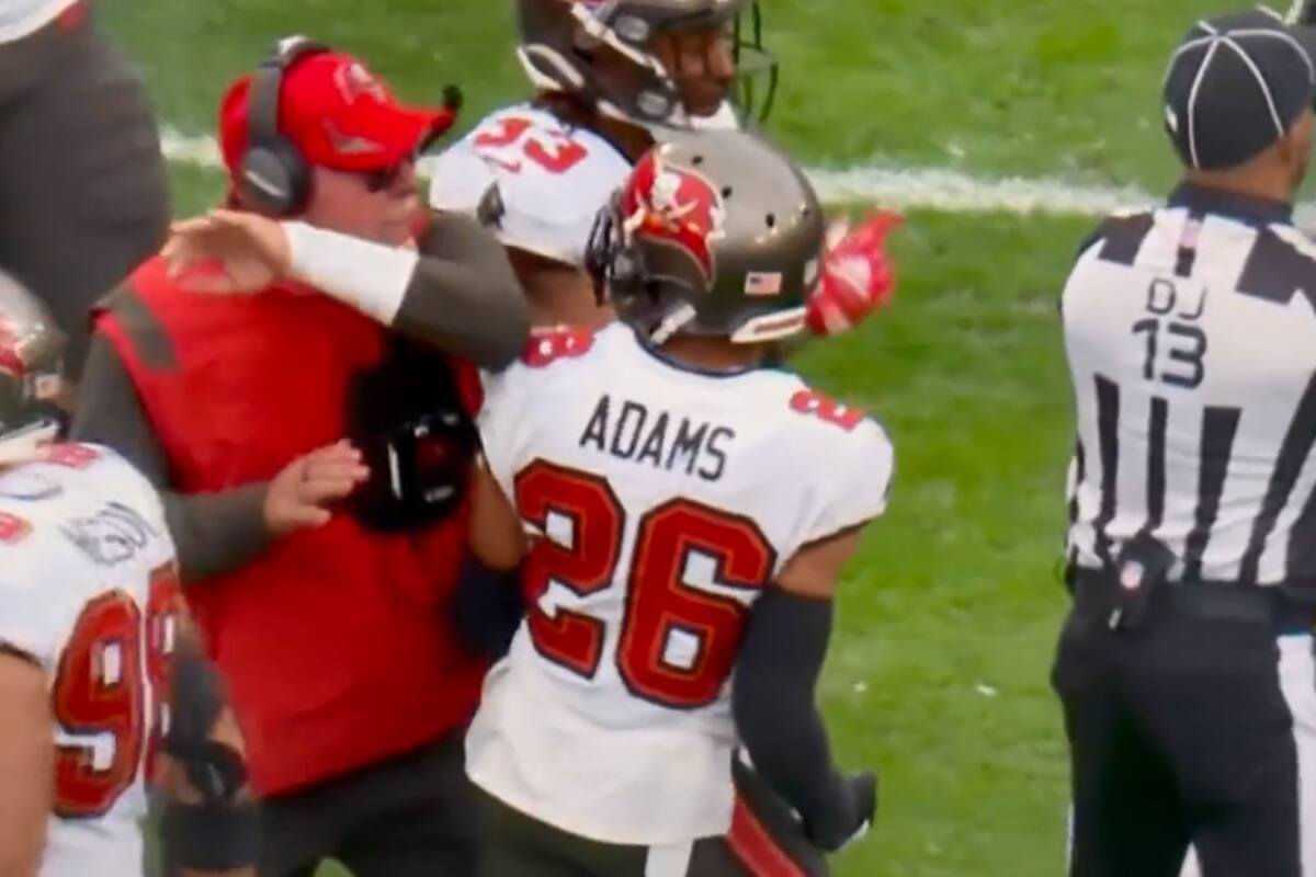 NFL: Bruce Arians, entrenador de Bucaneros, es multado por golpear a su jugador (VIDEO)