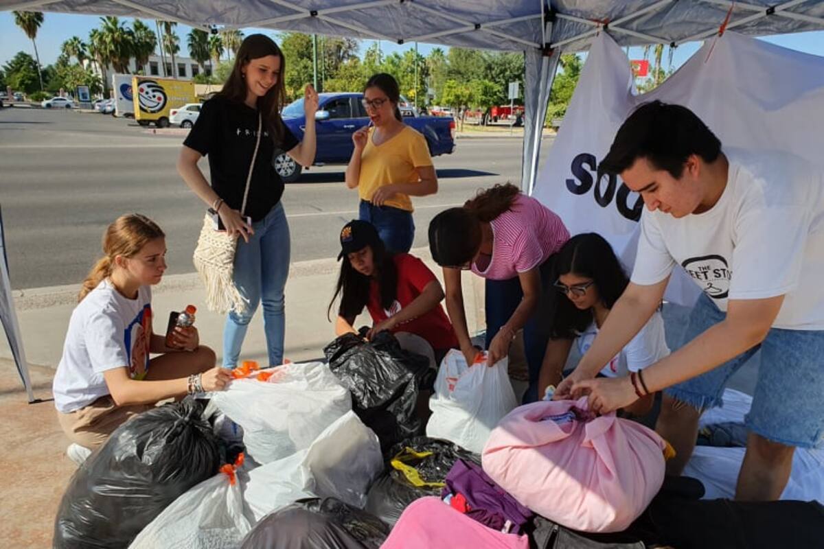 Jóvenes colectan ropa para llevarla al Poblado Miguel Alemán