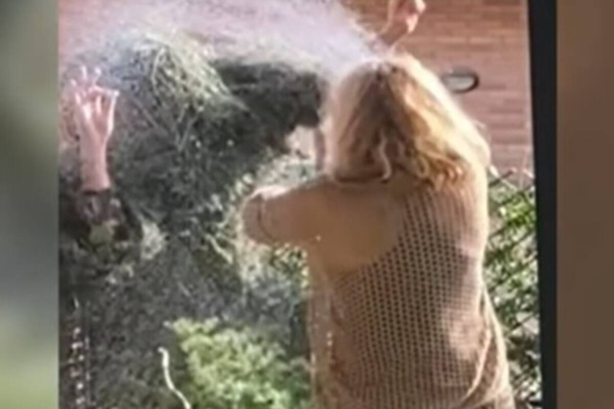 Joven da tremendo susto su madre en el jardín; la reacción se hace viral