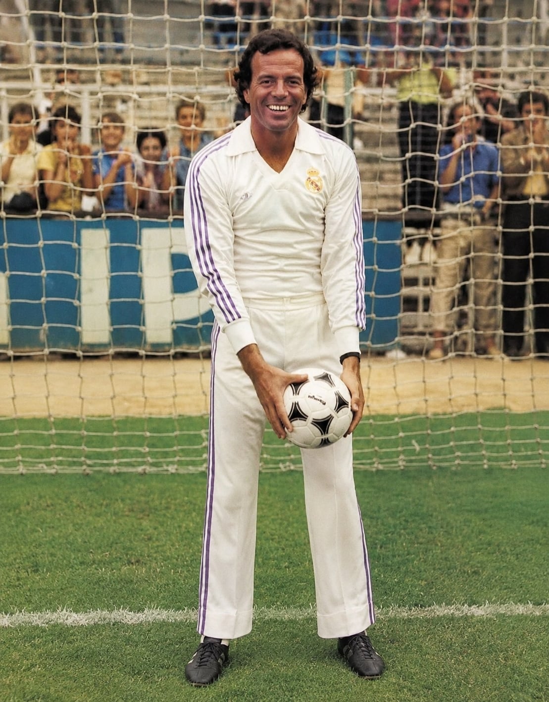Julio Iglesias, ya como cantante, regresó al Santiago Bernabeú para vestir la camiseta merengue.