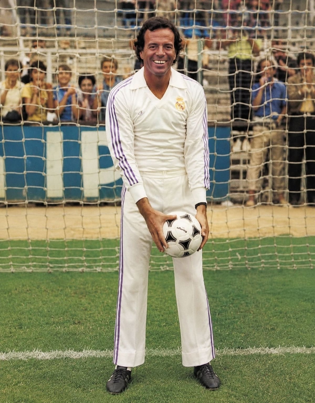 Julio Iglesias, ya como cantante, regresó al Santiago Bernabeú para vestir la camiseta merengue.