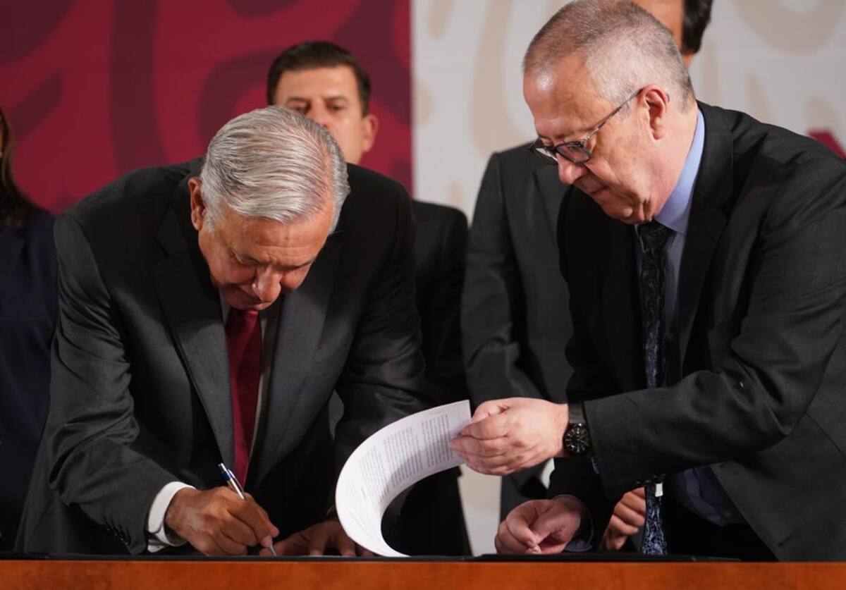 Andrés Manuel López Obrador, presidente de México, en la firma del documento. Lo acompaña Carlos Urzúa Macías, secretario de Hacienda.