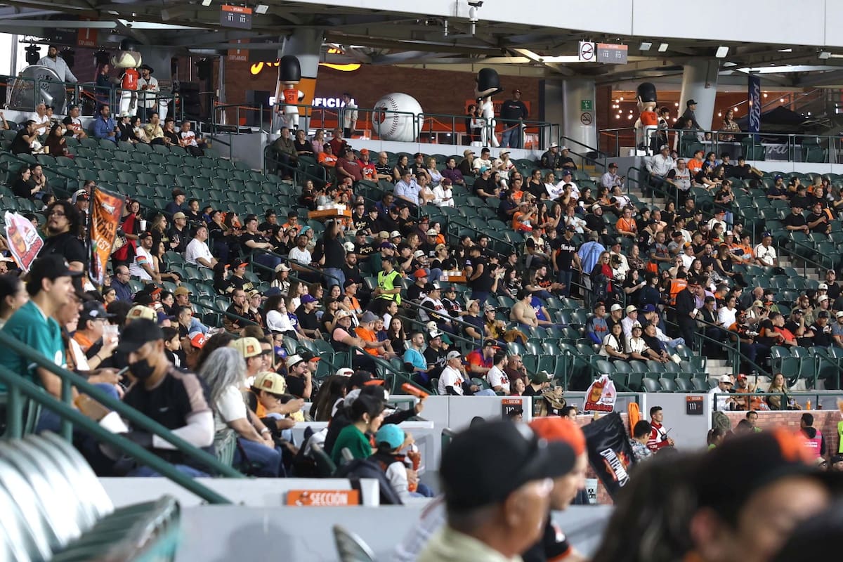 Los aficionados más fieles se presentaron a la casa de Naranjeros para el primer juego del 2026. (Foto: Teodoro Borbón)