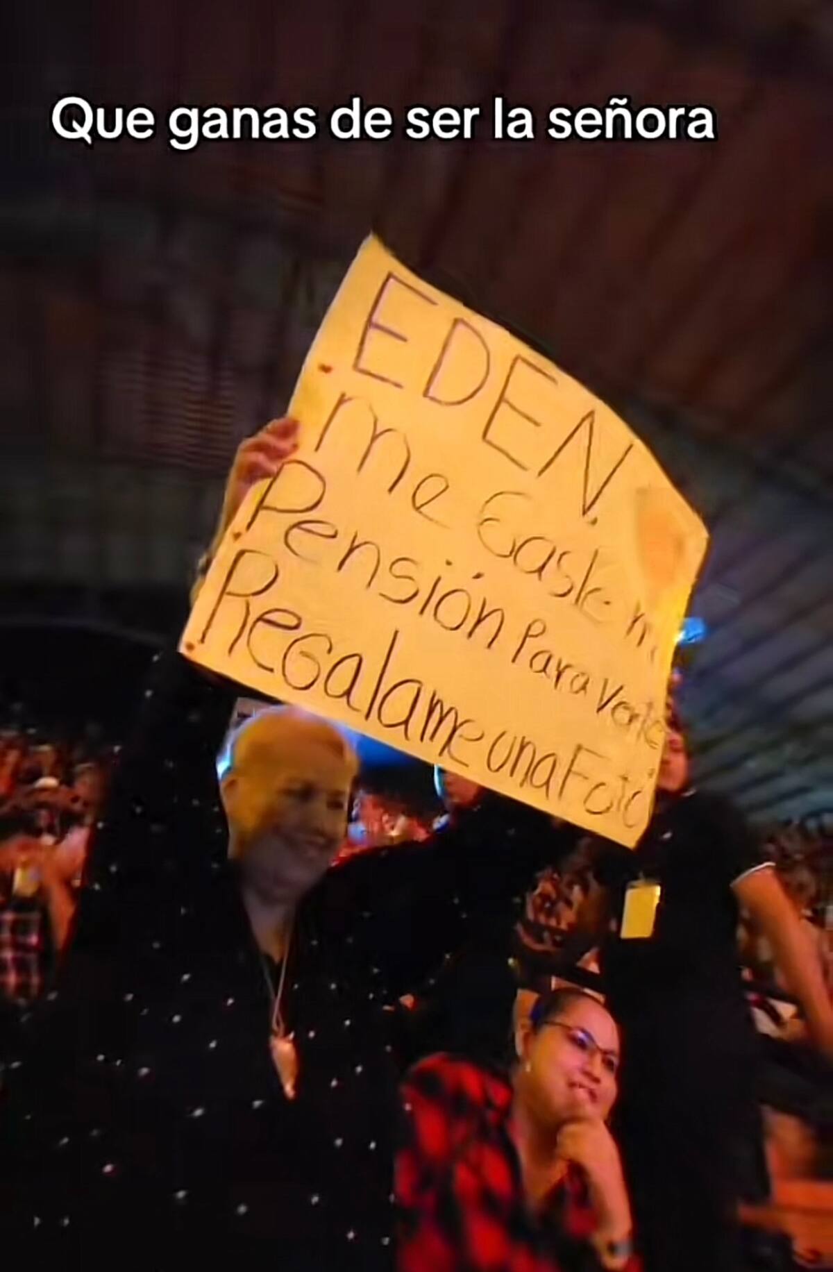 Cantante regala foto a fan.