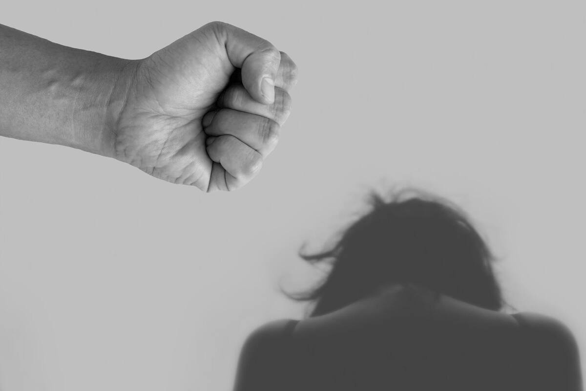 Niña de 12 años apuñala a su padrastro, mientras éste tomaba a su madre por el cuello