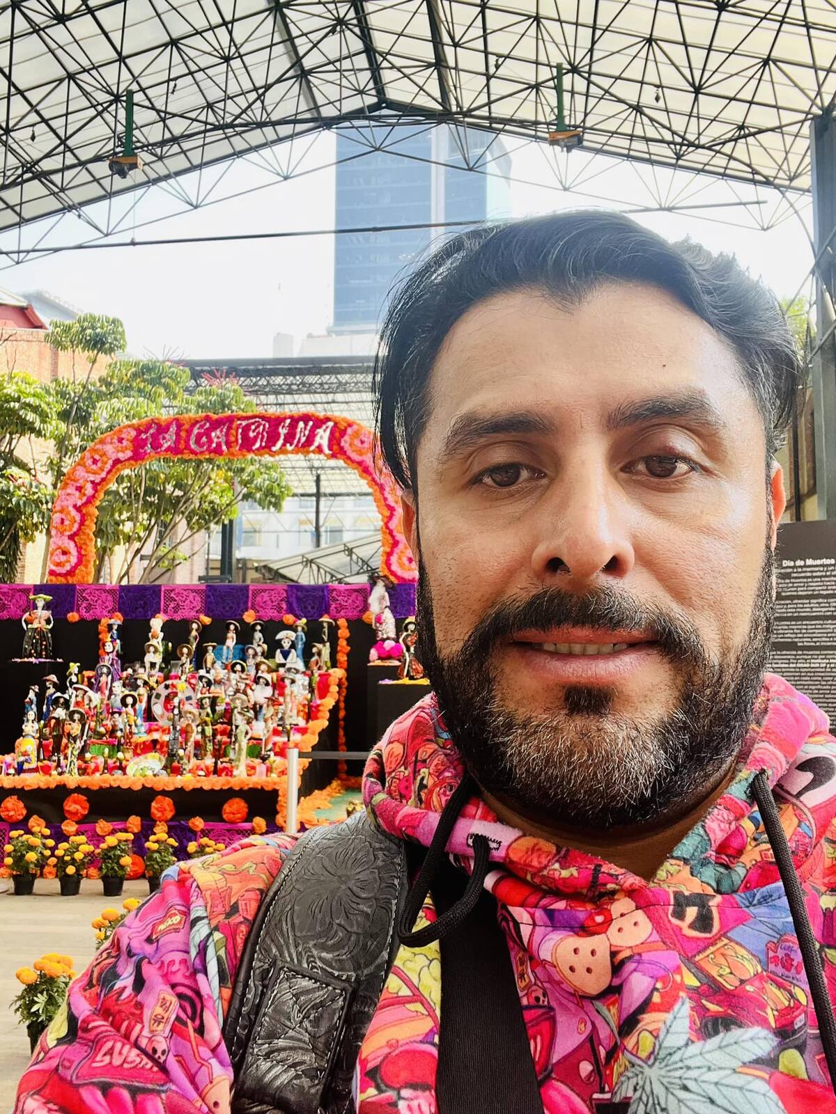 Se mostró una fotografía de Cerón López usando un collar que presuntamente forma parte de los objetos robados.