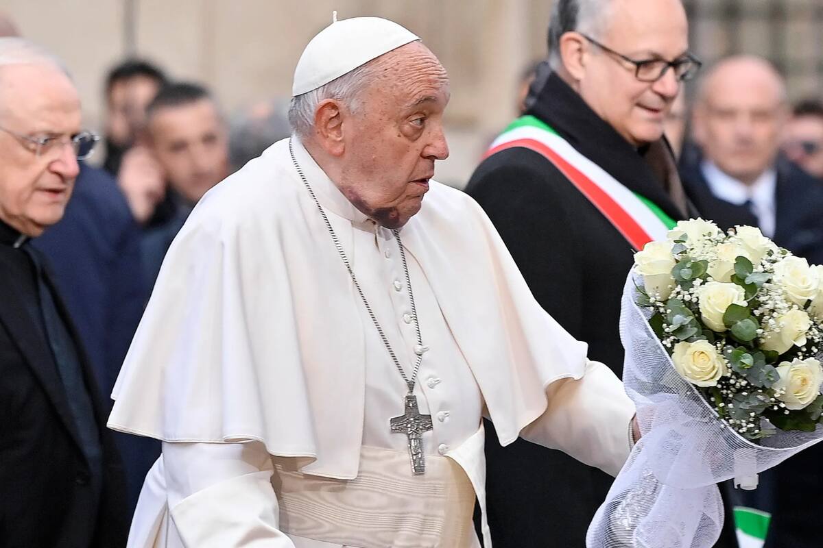 El Papa Francisco pasó una noche tranquila pero el riesgo de complicaciones sigue presente