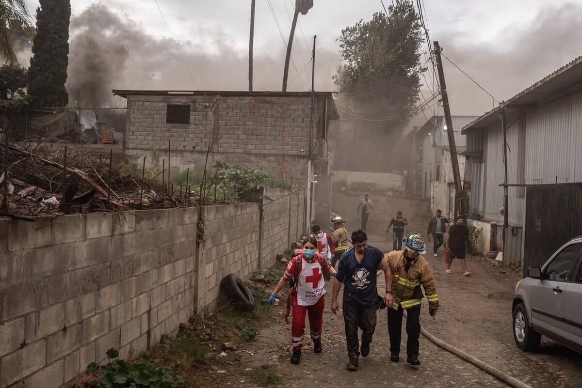 Un hombre que permanecía dentro de una vivienda en Cañón K fue liberado por bomberos y vecinos, luego de abrir un hoyo en la estructura para ponerlo a salvo. Foto: Border Zoom