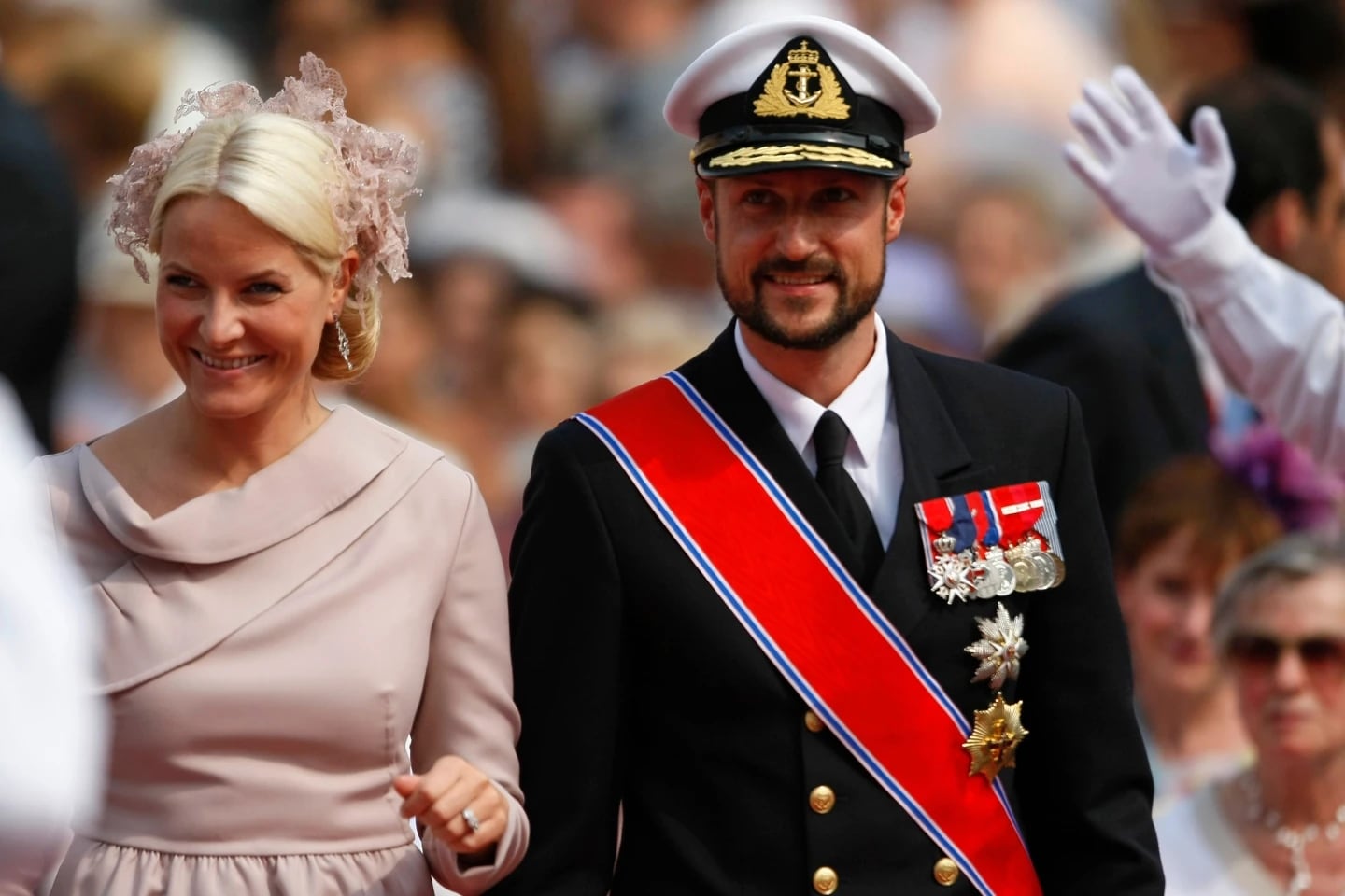 El principe heredero Haakon de Noruega y su esposa, la princesa heredera Mette-Marit, llegan al palacio de Mónaco para la ceremonia religiosa de la boda del príncipe Alberto Il de Mónaco y la princesa Charlene de Mónaco, el sábado 2 de julio de 2011. | Crédito: AP/Michel Spingler, Pool