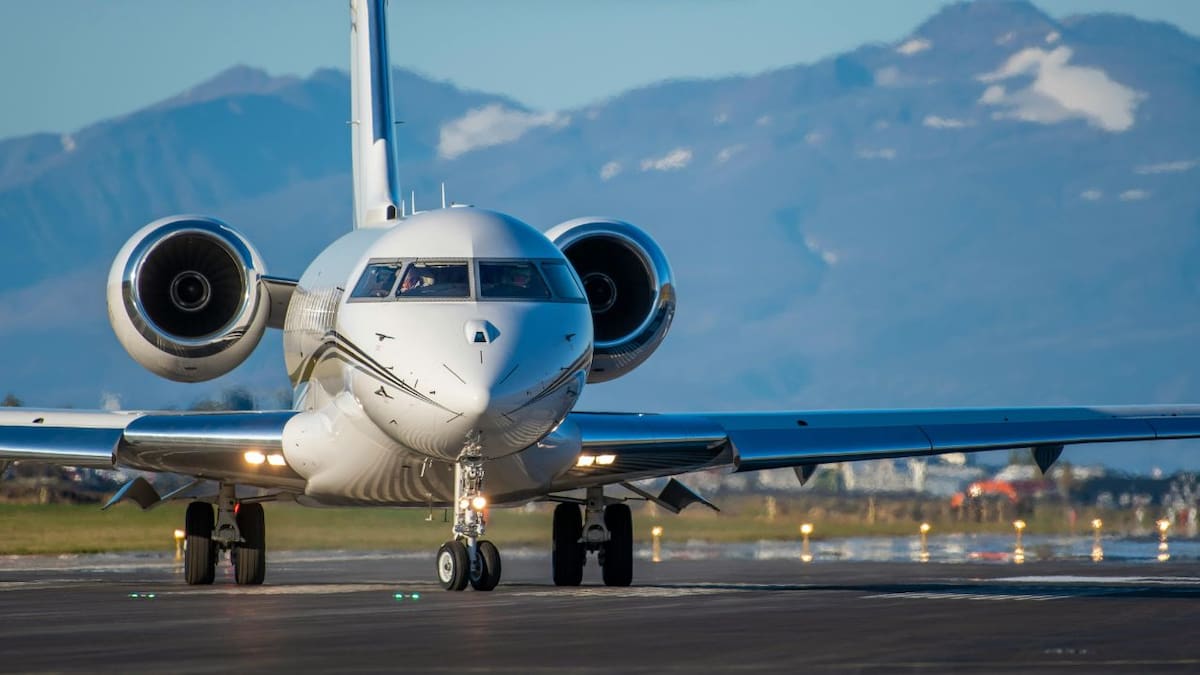 Beneficios fiscales para quien más contamina: la contradicción del sistema mexicano frente a la emergencia climática y los jets privados