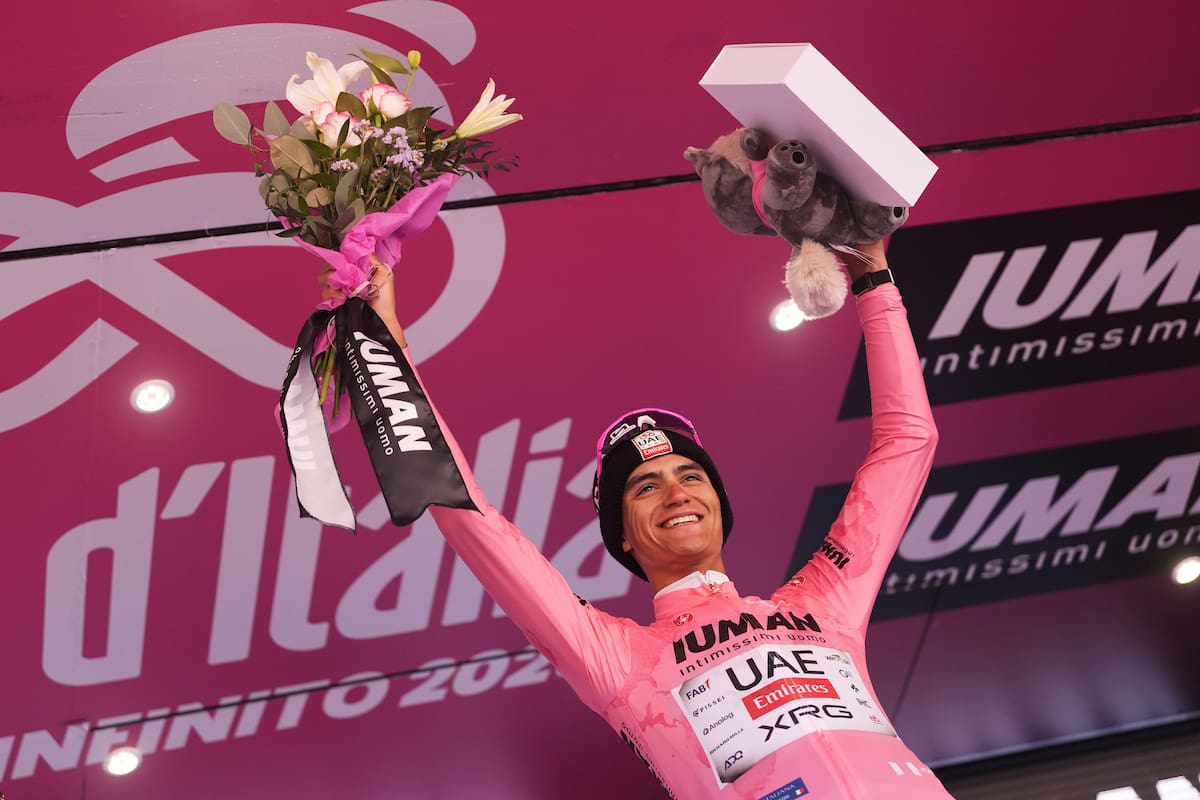 El mexicano Isaac Del Toro, con la maglia rosa de líder general, cruza la meta al final de la 19na etapa del Giro de Italia, en Champoluc, el viernes 30 de mayo de 2025. (Fabio Ferrari/LaPresse vía AP)