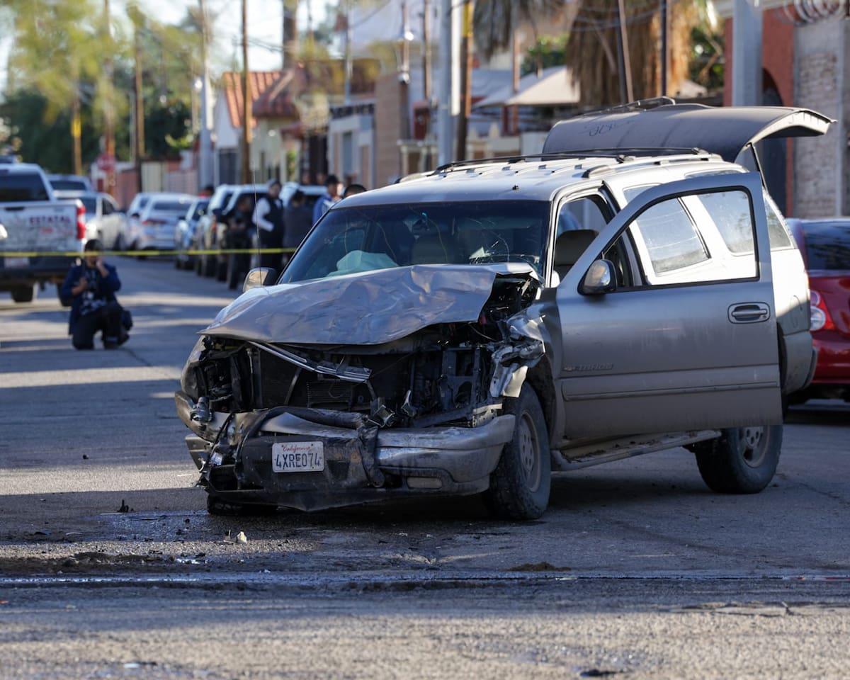 Tras una persecución, un hombre chocó una camioneta robada contra una patrulla de la Policía Municipal, lo que causó decenas de miles de pesos en daños, un detenido y dos agentes lesionados. (Foto: Javier Gallegos)