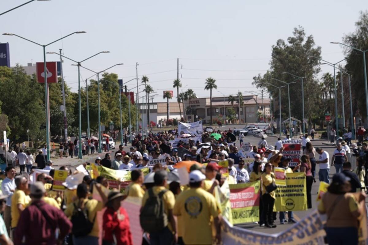 Participan cientos de trabajadores en desfile por el Día del Trabajo