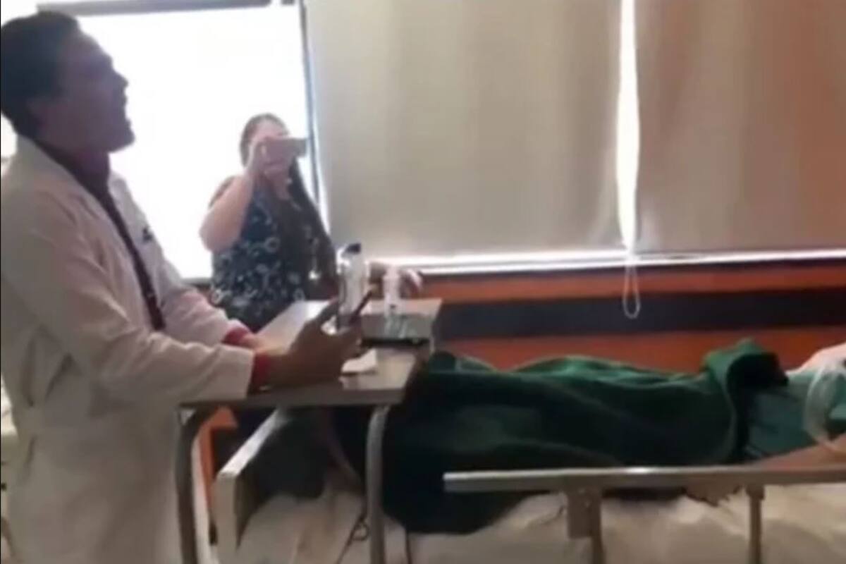Doctor sonorense reconocido por IMSS por cantarle a su joven paciente