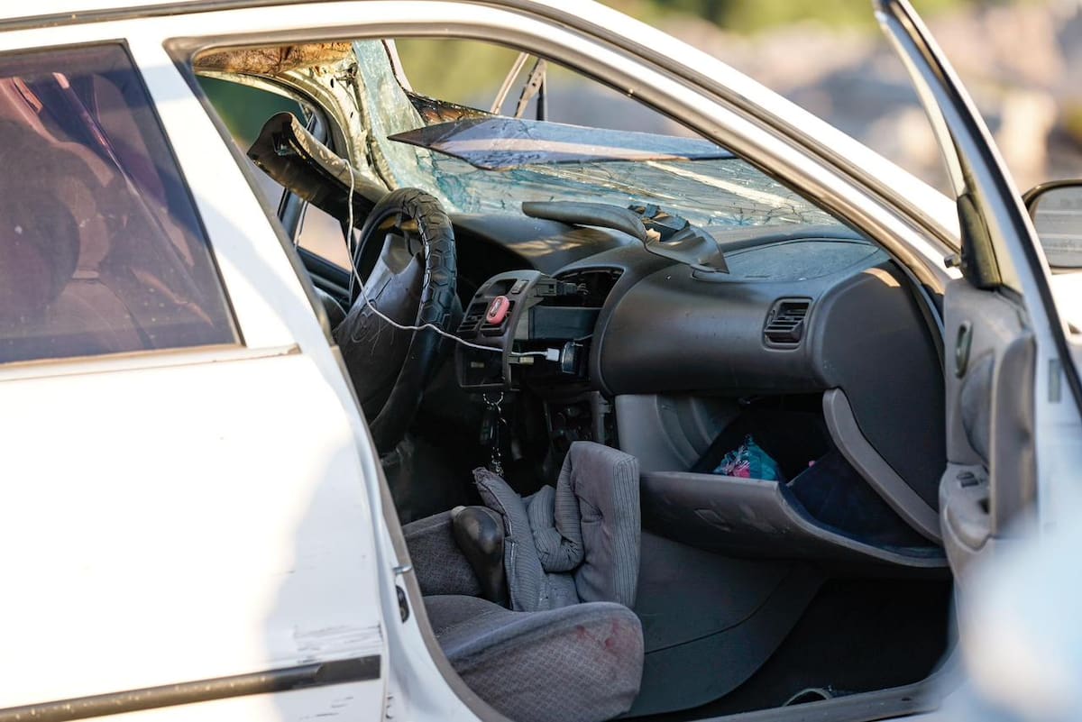 La conductora quedó prensada tras impactarse contra un vehículo estacionado y un poste. Foto: Border Zoom