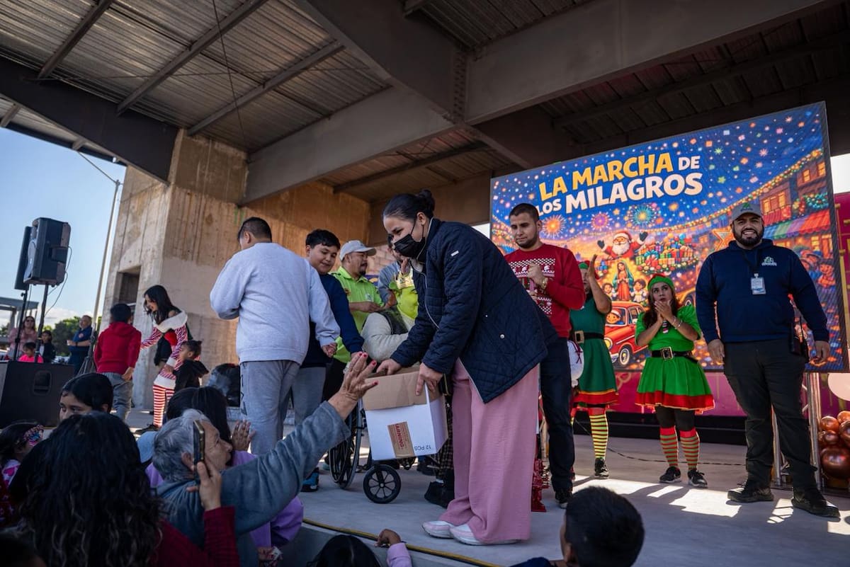 Ciudadanos y emprendedores participan en la “Marcha de los Milagros” para apoyar a una niña con hidrocefalia en Tijuana. Foto: Border Zoom