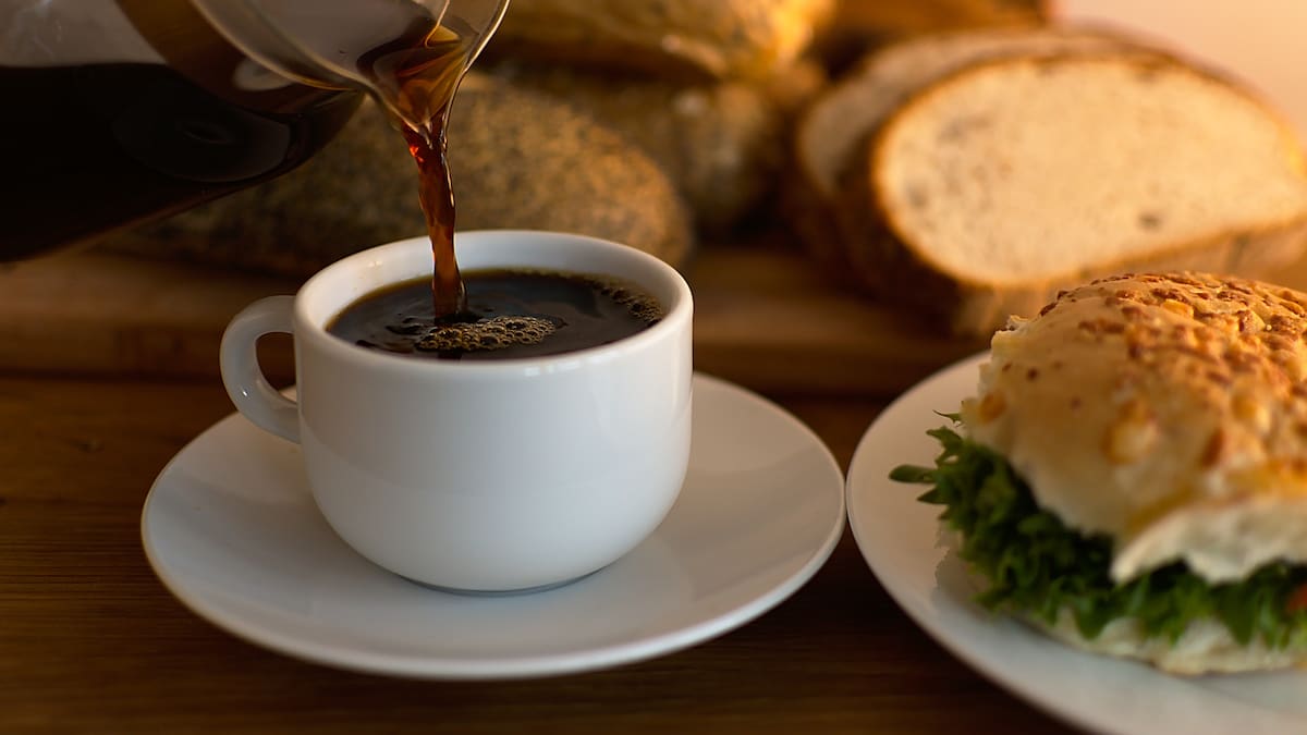 Los especialistas coinciden en que tanto la cafeína como las siestas por separado ayudan a combatir la fatiga. Combinarlas parece tener un efecto mayor, al menos en algunos casos.